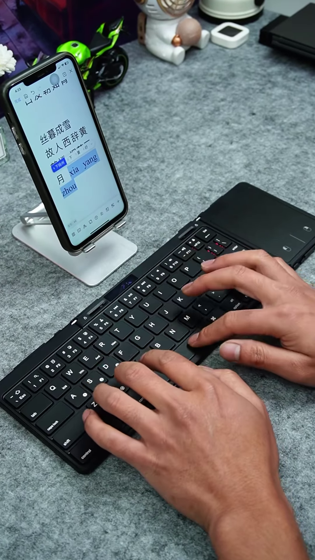 Ultra-Slim Tri-Fold Wireless Portable Keyboard with Integrated Touchpad & Multi-Device Connectivity