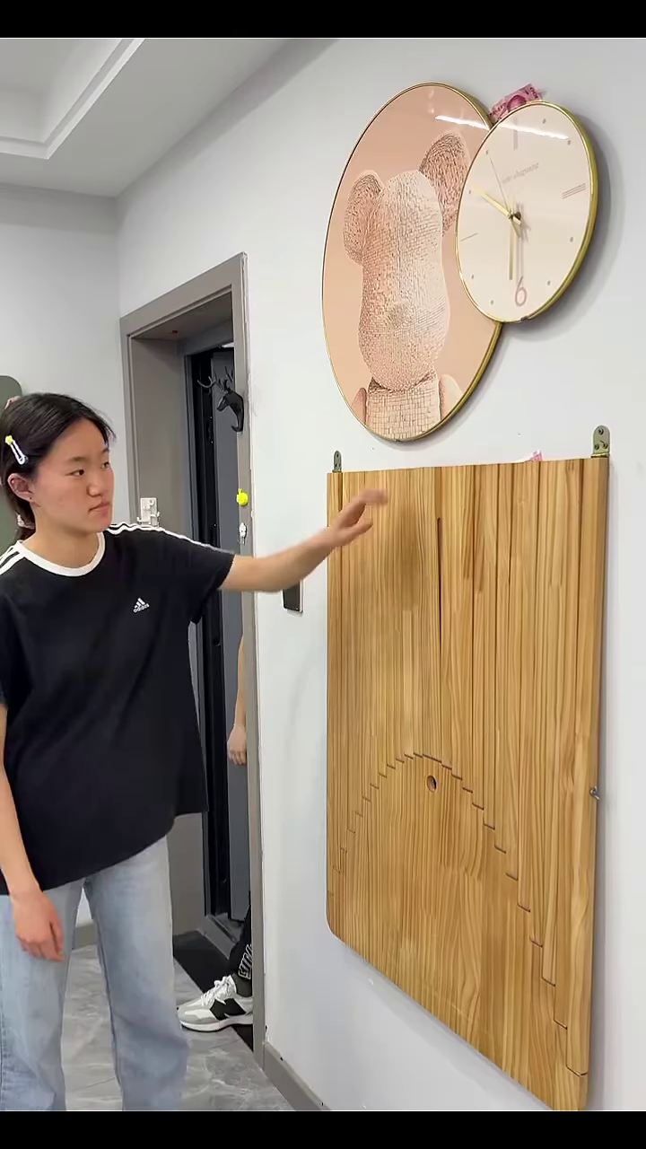 🪄 Space-Saving Magic: The Wall-Mounted Folding “Piano” Chair! 🪑✨