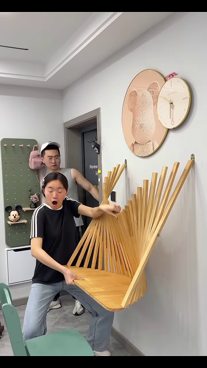 🪄 Space-Saving Magic: The Wall-Mounted Folding “Piano” Chair! 🪑✨