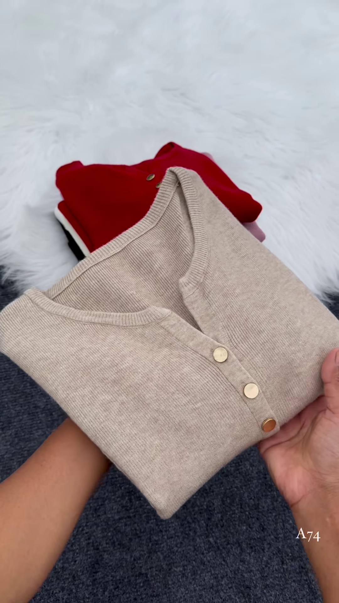 Classic Button Knit Cardigan – Timeless, Soft, and Effortlessly Versatile ✨🧶