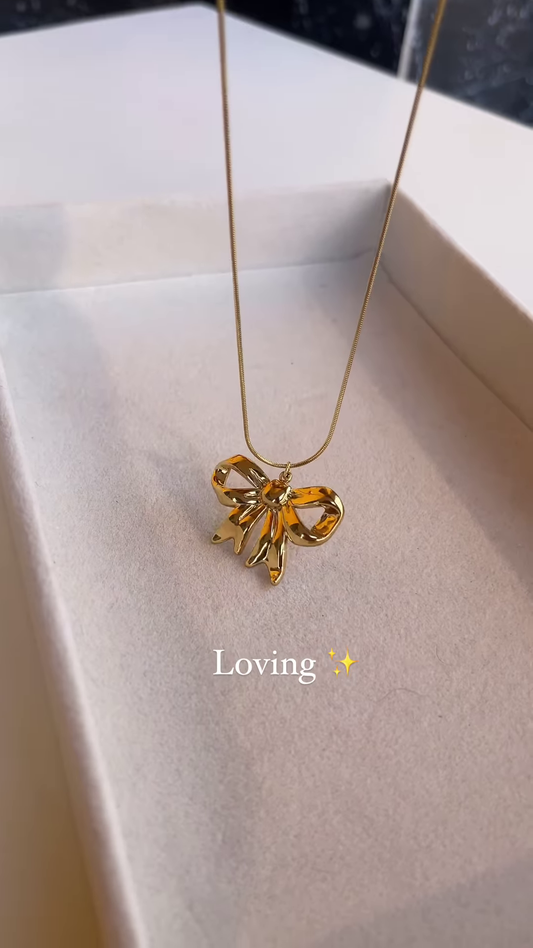 Elegant Gold-Toned Bow Pendant Necklace – Delicate and Charming